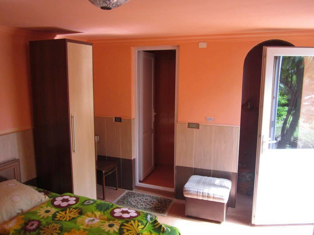 Guesthouse 97 In Batumi باتومي المظهر الخارجي الصورة